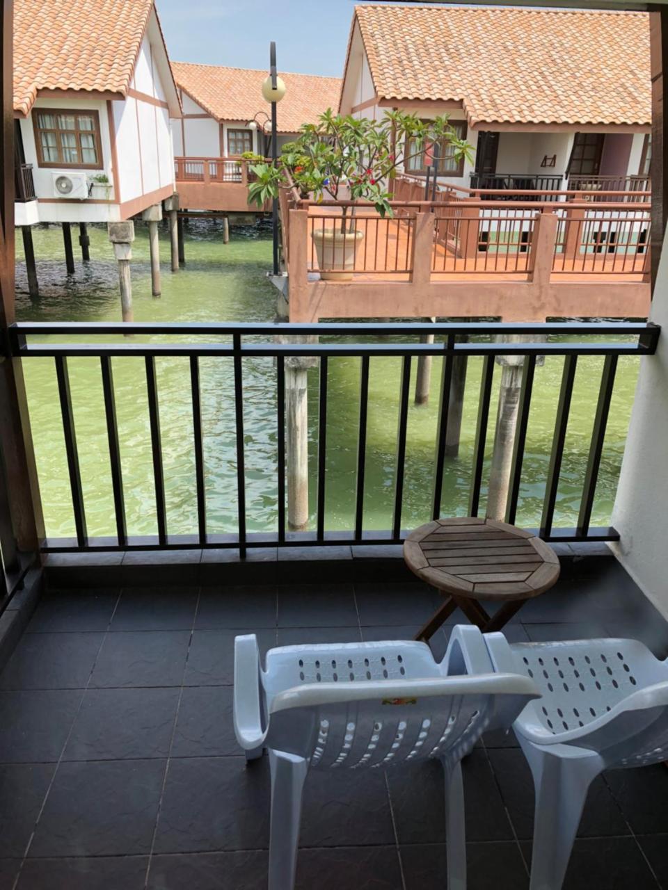 Private Water Chalet Port Dickson Extérieur photo